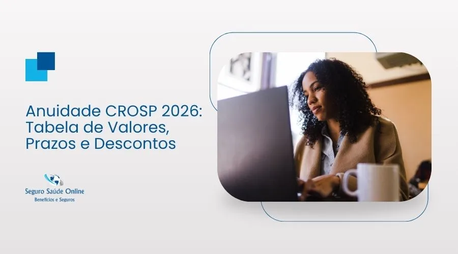 Cirurgião-dentista organizando o pagamento do boleto da anuidade do CROSP pelo computador