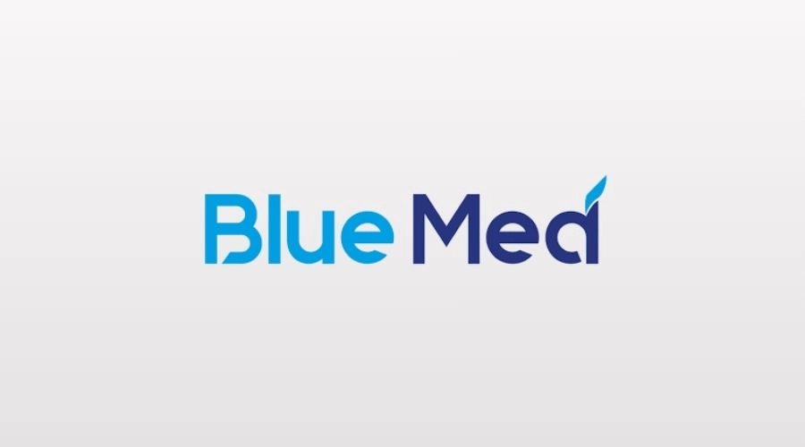 Cirurgiã-dentista revisando a tabela de preços do plano de saúde BlueMed