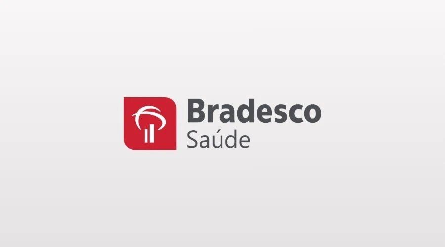 Cirurgião-dentista em consultório moderno consultando rede credenciada Bradesco Saúde