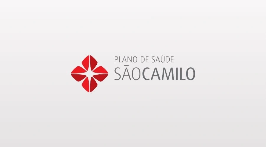 Cirurgião-dentista analisando opções de redução de custos com o plano de saúde São Camilo