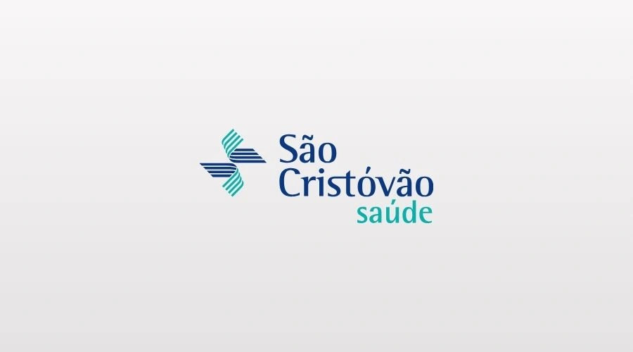 Cirurgião-dentista verificando os benefícios de economia com a tabela de saúde da rede São Cristóvão