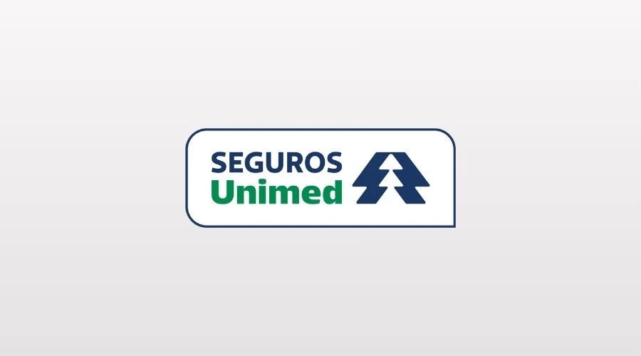 Cirurgião-dentista analisando contrato premium de saúde da Seguros Unimed pelo celular
