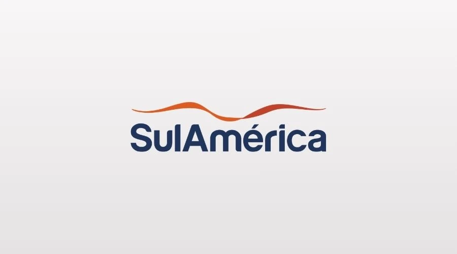 Cirurgião-dentista analisando contrato de saúde premium da SulAmérica em seu consultório