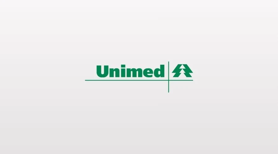 Cirurgião-dentista analisando opções de plano de saúde Unimed pelo CROSP
